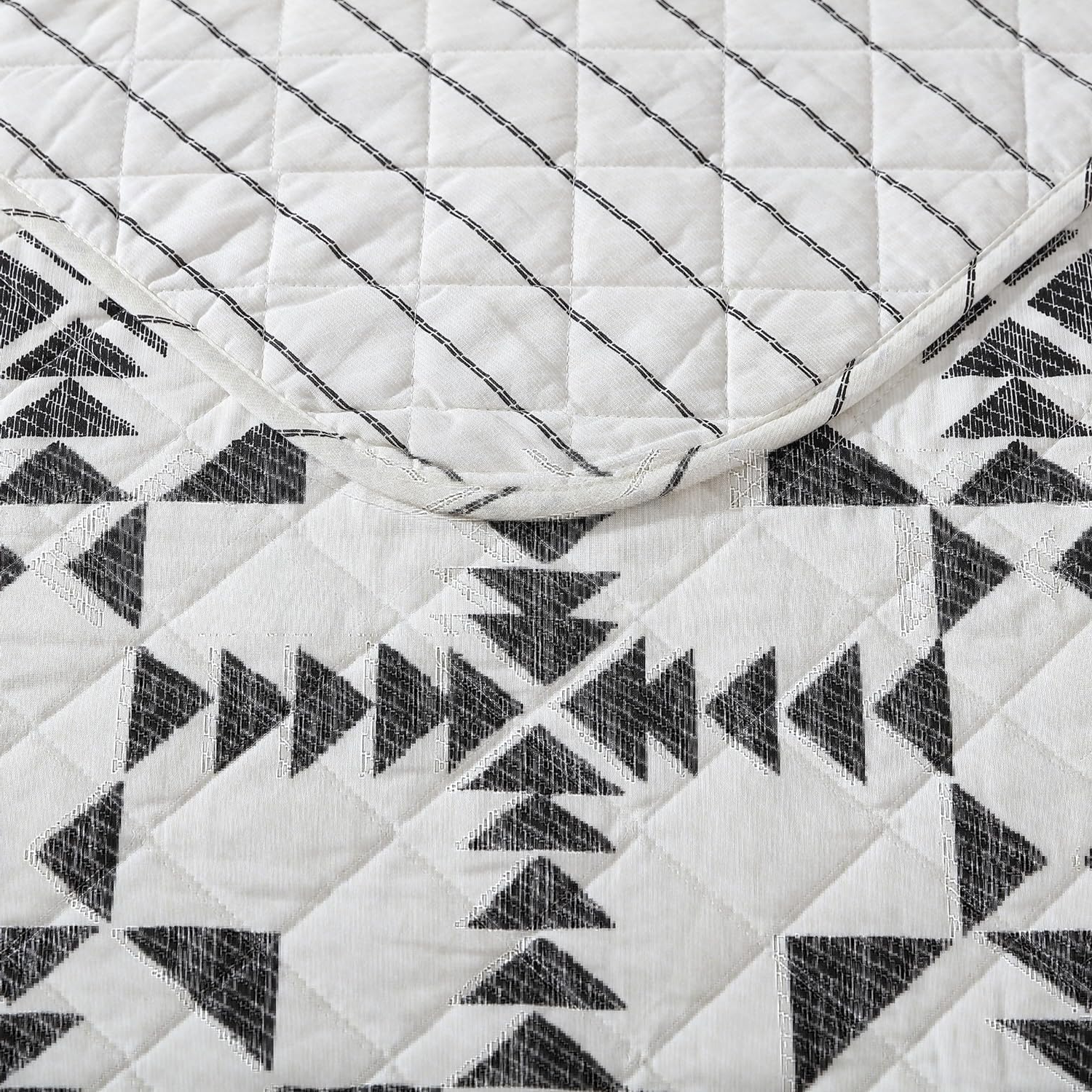 King Quilt Set – Reversible Cotton Bedding with Matching Shams, Luxurious Arrowhead Charcoal Design
