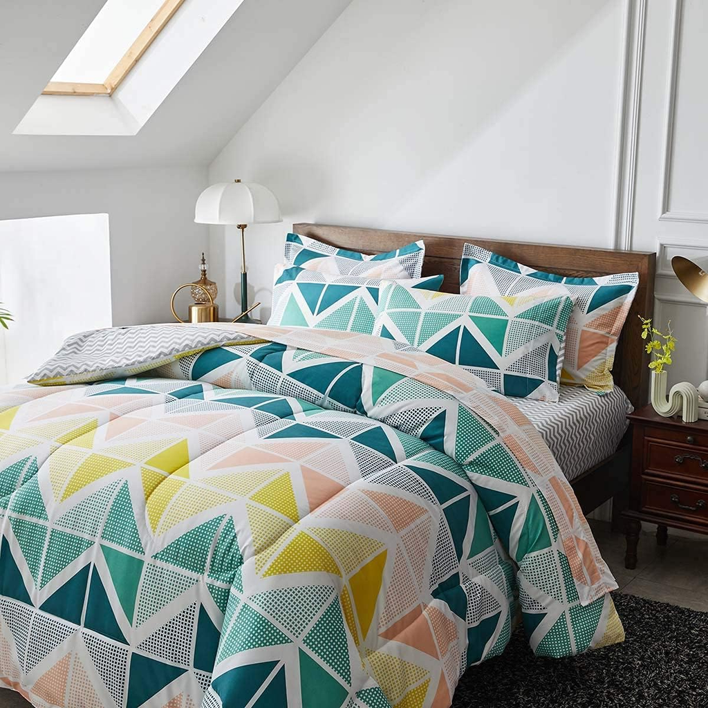 7-Piece Queen Bed-in-a-Bag Comforter Set – Yellow & Green Triangle Print, Reversible Microfiber Bedding with Sheets & Pillow Shams