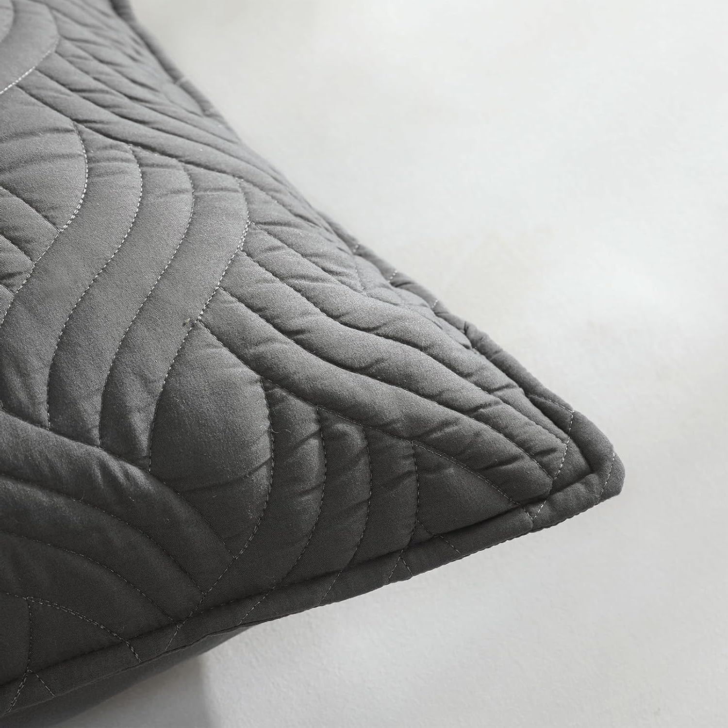 King Quilt Set – 3-Piece Dark Grey Lightweight Bedspread with Pillow Shams, All-Season